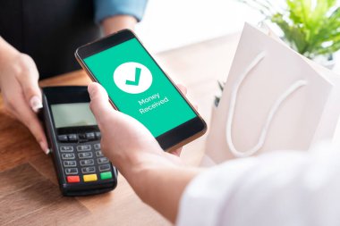 Akıllı telefon uygulamasında barkod taraması yapan kusursuz nakit ödemeler. QR kod teknolojisi, mobil bankacılık uygulaması ile modern alışveriş tarzı için hızlı ve güvenli işlemler. Sevinçli.