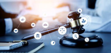 Akıllı hukuk, hukuki danışmanlık simgeleri ve avukatlık bürosunda çalışan araçlar dijital hukuk kavramını ve çevrim içi hukuk ve yönetmelik kavramlarını gözler önüne seriyor .