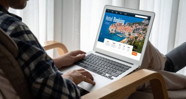 Çevrimiçi otel konaklama rezervasyon sitesi mod rezervasyon sistemi sağlar. Seyahat teknolojisi kavramı .