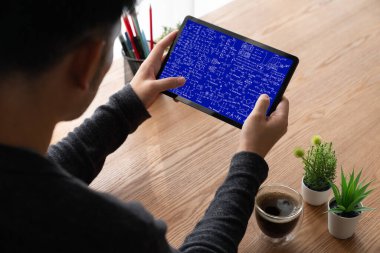 Bilgisayar ekranında bilim ve eğitim kavramını gösteren matematiksel denklemler ve modem formülü