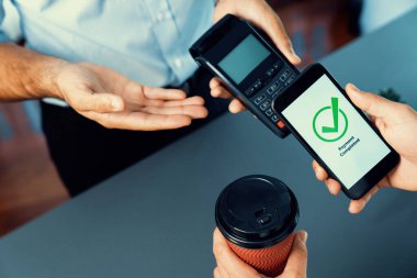 NFC QR kod cihazı ile el ele tutuşan akıllı telefon, hızlı dijital işlemler için temas kurulamayan ödeme kodlarını tarıyor. Modern yaşam tarzı ödeme teknolojisi için cep telefonundaki online bankacılık uygulaması. coşkulu