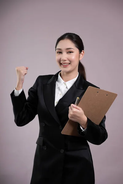 Pewna Siebie Młoda Azjatycka Bizneswoman Formalnym Garniturze Trzymająca Schowek Gestem — Zdjęcie stockowe