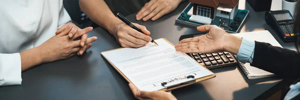 Vista Panorámica Pareja Casada Firmando Contrato Préstamo Casa Con Agente — Foto de Stock