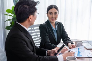 Ofisteki analist ekibi veri analizi ve pazarlama stratejisini güçlü takım çalışmasıyla yapılan toplantıda iş performansını artırmak için BI gösterge paneli ve istatistikleri kullanarak tartışıyor. Sevinçli.