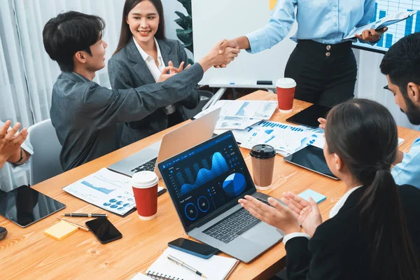 Diverse Collega Vieren Het Met Handdruk Teamwork Werkvloer Happy Business — Stockfoto