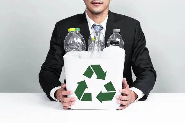 商人在孤立的背景下持有装有塑料瓶的回收箱 企业对绿色环境和社区的责任 废物分离和管理概念 改变了 — 图库照片