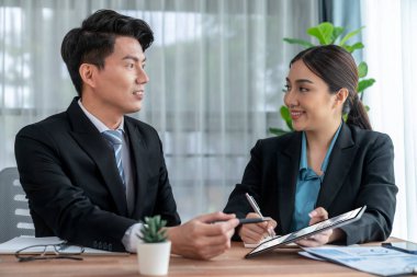 Ofisteki analist ekibi, veri analizi ve pazarlama stratejisini, BB paneli ve tablet ekranındaki istatistik ekranı kullanarak, takım çalışmasıyla olan iş performansını artırmak için tartışıyor. Sevinçli.