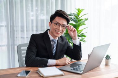 Ofis masası çalışma alanı portresi için dizüstü bilgisayarda çalışan bir iş adamı. Akıllı yönetici finansal iş verilerini araştırıyor ya da masada bilgisayarla stratejik iş pazarlaması planlıyor. Sevinçli.