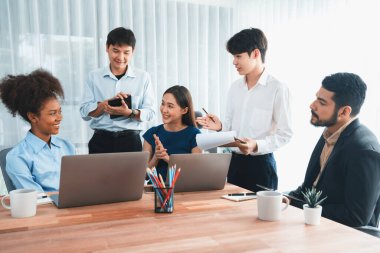 Mutlu iş adamları birlikte çalışır, şirket ofisinde tartışırlar. Profesyonel ve çeşitlilik takım çalışması iş planını bilgisayarda tartışır. Modern çok kültürlü ofis çalışanı. Uyum