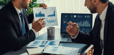 Analist ekibi, bilgisayar ekranında veri bilimi yazılımı görüntülemesi kullanarak dijital torpido gözünde finansal verileri analiz ediyor. İş zekası ve Fintech. Coşkulu