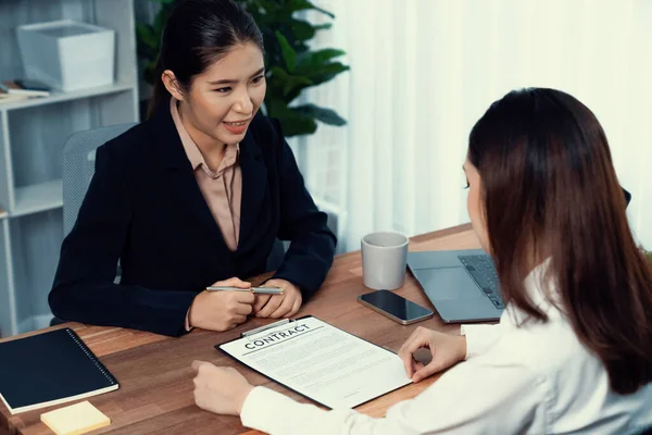 商談会 若いビジネスマンの女性は慎重にオフィスで契約書の契約条件を確認します 会社の弁護士は契約の契約について相談する 熱狂的 — ストック写真
