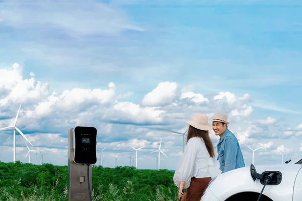 Lerici Mutlu Genç Çift Kavramı Elektrikli Araçla Yel Değirmeni Çiftliğinde — Stok fotoğraf