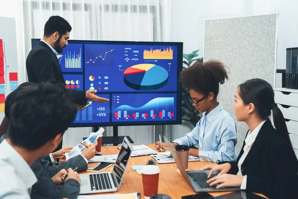 マーケティング戦略のための近代的な会議でテレビ画面上のデータ分析ダッシュボードの表示を提示ビジネスマン 会議室でビジネスの人々のグループとのビジネスプレゼンテーション 契約書 — ストック写真