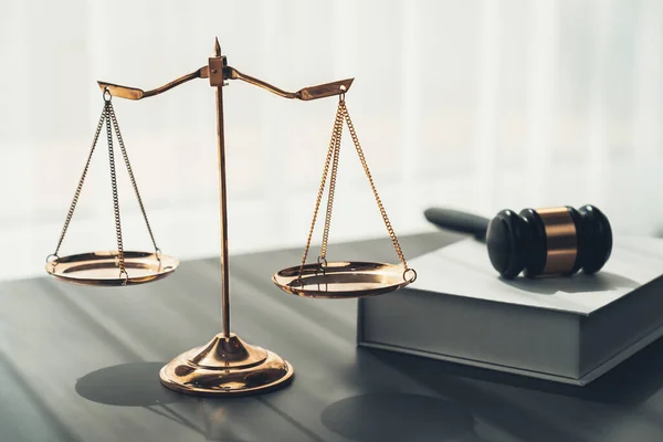 Symbolizing Justice Legal Authority Golden Balanced Scale Gavel Desk Law — Stock Photo, Image