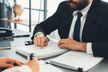 Ofiste resmi şirket evrakları üzerinde çalışan iş adamları, mali belgeleri inceleyen ofis çalışanları ve iş raporları üzerinde çalışan işadamları. Eşitlik