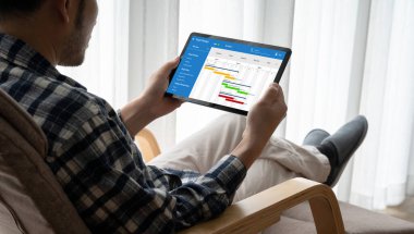 Ekip projesinin zaman çizelgesini gösteren bilgisayar ekranında, modern iş projesi yönetimi için proje planlama yazılımı