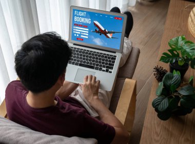 Online uçuş rezervasyon sitesi mod rezervasyon sistemi sağlar. Seyahat teknolojisi kavramı .