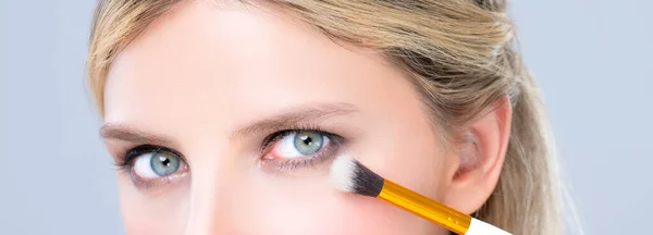 Yakından Göz Kalemi Fırçasıyla Göz Farı Makyajı Yapan Kusursuz Güzel — Stok fotoğraf