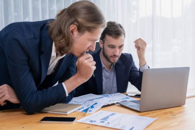 Ofisteki analist ekibi, iş performansını artırmak için grafik ve grafikli BI gösterge panelini kullanarak çalışma alanındaki pazarlama stratejisi için finansal veri analizi yapmakla meşgul. Varlık