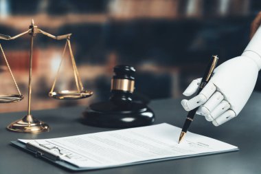Yararlı ve adil adalet sisteminin gelecekteki yenilikçi konsepti. Yakın plan robot el imzalı yasal belge, AI yargıcının şeffaf yargı işlemlerinde yapay zeka olarak kullanılacak. Eşitlik