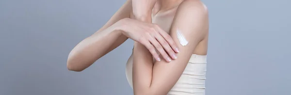 Closeup Glamoureuze Vrouw Aanbrengen Moisturizer Crème Haar Arm Voor Een — Stockfoto