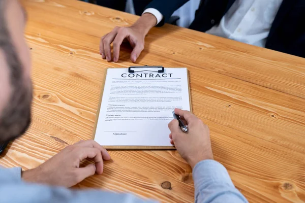 Hombre Negocios Revisa Cuidadosamente Documento Contrato Para Asociación Corporativa Acuerdo — Foto de Stock