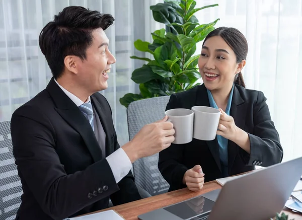 アジアのサラリーマン2人が職場でコーヒーブレイク コーヒーを飲みながら笑顔で交流し 職場で働きやすい職場環境を提供しています ジュビラント — ストック写真