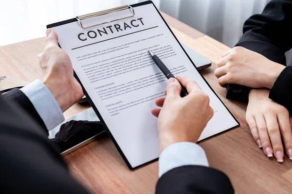 Homme Affaires Examine Document Accord Avant Signer Contrat Lire Attentivement — Photo