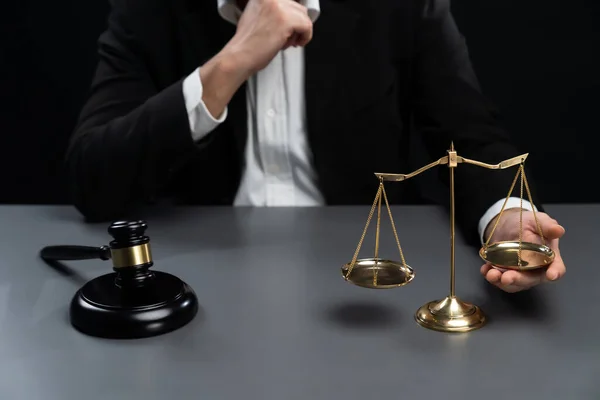 Focus Symbolen Van Rechtvaardigheid Hamer Hamer Weegschaal Evenwicht Wazige Achtergrond — Stockfoto