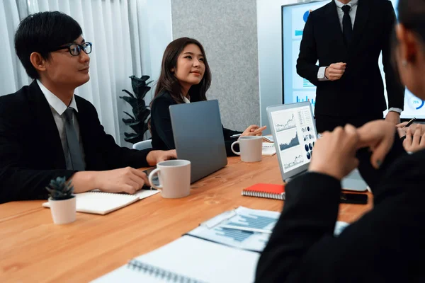 Confidence Asian Businessman Give Presentation Financial Analyzed Business Intelligence Dashboard — Φωτογραφία Αρχείου