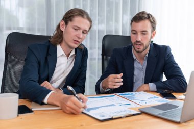 Ofisteki analist ekibi, iş performansını artırmak için grafik ve grafikli BI gösterge panelini kullanarak çalışma alanındaki pazarlama stratejisi için finansal veri analizi yapmakla meşgul. Varlık