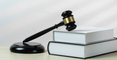 Boş bir hukuk firmasında ahşap tokmak çekiç ve hukuk kitabı ya da avukat ve hakim tarafından adalet ve hukuk sistemi, yasal otorite ve adalet kavramı olarak beyaz avukatlık bürosu geçmişi. denge