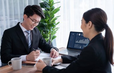 Ofisteki analist ekibi veri analizi ve pazarlama stratejisini güçlü takım çalışmasıyla yapılan toplantıda iş performansını artırmak için BI gösterge paneli ve istatistikleri kullanarak tartışıyor. Sevinçli.