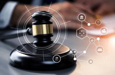 Akıllı hukuk, hukuki danışmanlık simgeleri ve avukatlık bürosunda çalışan araçlar dijital hukuk kavramını ve çevrim içi hukuk ve yönetmelik kavramlarını gözler önüne seriyor .