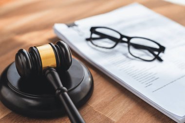 Siyah tahta tokmak çekiç ve boş bir hukuk firması ya da avukatlık bürosundaki yasal belge avukat ve hakim için adalet ve hukuk sistemi, yasal otorite ve yargılama kavramında adalet. denge