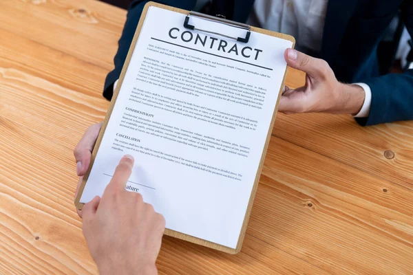 Hombre Negocios Revisa Cuidadosamente Documento Contrato Para Asociación Corporativa Acuerdo — Foto de Stock