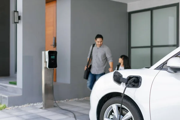 Focus Progresszív Elektromos Járművek Feltöltése Otthoni Töltőállomáson Tiszta Megújuló Energiával — Stock Fotó