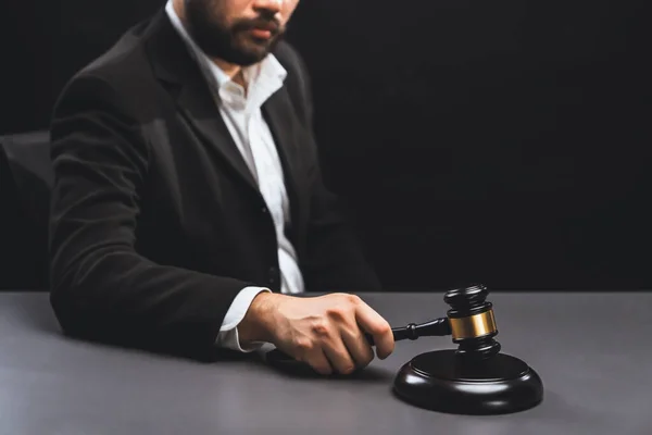 木製のギャベルハンマーに焦点を当てます黒いスーツ彼の机の上に背景にギャベルを保持します 法的正義と完全性の象徴 バランスのとれた倫理的な意思決定の裁判所の平等 — ストック写真