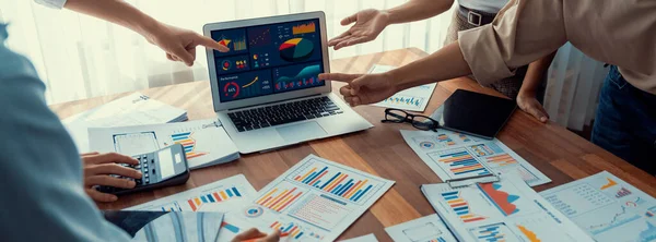 Команда Аналітиків Панорама Використовує Fintech Аналізу Фінансового Звіту Ноутбуком Бізнесмени — стокове фото