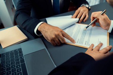 Yakın plan sözleşme imzalama belgesini kalemle imzalama, iş anlaşmasını imzayla mühürleme. İş adamları iş anlaşmasını imzalamak için sözleşmeye imza atıyorlar. Coşkulu