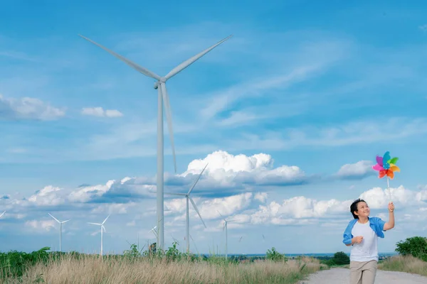 Progressive Young Asian Boy Playing Wind Pinwheel Toy Wind Turbine — Stockfoto