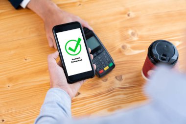 Mobil bankacılık uygulamasında QR kod teknolojisi kullanarak hızlı ve güvenli işlemler yaparak, akıllı telefon uygulaması ile modern alışveriş tarzı için barkod taraması yoluyla kusursuz nakit ödemeleri olanaklı kılıyor. Varlık
