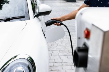 Gelişen el kavramı, evdeki elektrikli aracın bataryasına emisyonsuz güç bağlantısı sağlar. Elektrikli araç elektrik istasyonundan EV araba aküsüne kabloyla şarj oluyor.