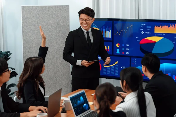 Confidence Asian Businessman Give Presentation Financial Analyzed Business Intelligence Dashboard — Foto Stock