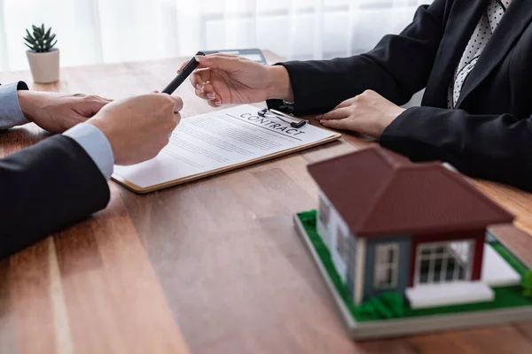 Comprador Assinar Contrato Empréstimo Casa Com Satisfação Depois Concordar Com — Fotografia de Stock