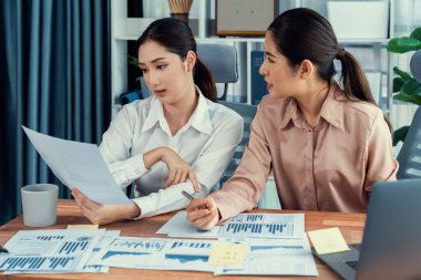 Analist ekip arkadaşları dijital torpido gözündeki finansal verileri, çizelgeleri ve grafiği destekleyici bir ekip çalışması ile tartıştılar. Profesyonel ofis pazarlama planlamak için iş zekasını kullanır. Coşkulu.