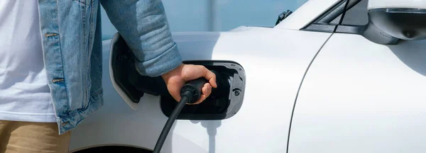 Progresszív Ember Elektromos Autó Autó Feltöltő Energia Töltőállomás Zöld Területen — Stock Fotó