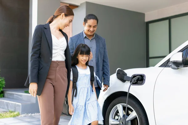 Progressive Young Parents Daughter Electric Vehicle Home Charging Station Green — Foto de Stock