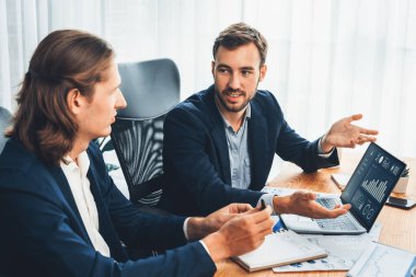 Ofisteki analist ekibi, iş performansını artırmak için bilgisayarında grafik ve çizelge olan BI gösterge panelini kullanarak çalışma alanındaki pazarlama stratejisi için finansal veri analizi yapmakla meşgul. Varlık