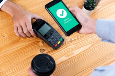 Mobil bankacılık uygulamasında QR kod teknolojisi kullanarak hızlı ve güvenli işlemler yaparak, akıllı telefon uygulaması ile modern alışveriş tarzı için barkod taraması yoluyla kusursuz nakit ödemeleri olanaklı kılıyor. Varlık